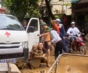 Người phụ nữ may mắn sống sót dù bị xe cứu thương kéo lê hơn 100 mét