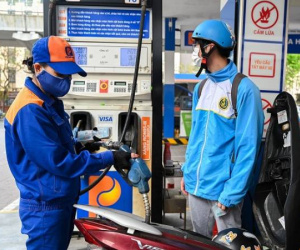 Vì sao giá xăng giảm sâu về dưới 19.000 đồng/lít?