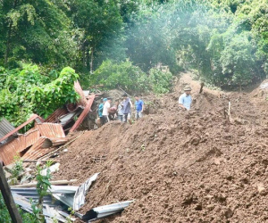 Sạt lở đất khiến bé trai 12 tuổi tử vong, 100 người cùng bản di dời khẩn cấp