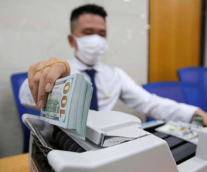 Tỉ giá hạ nhiệt, lãi suất 'dễ thở'