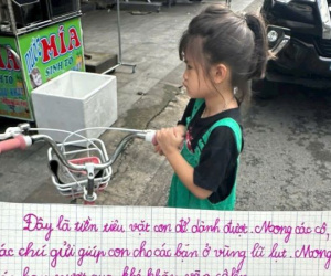 Bé gái lớp 2 mang xấp tiền lẻ ủng hộ vùng bão lũ cùng lời nhắn cảm động