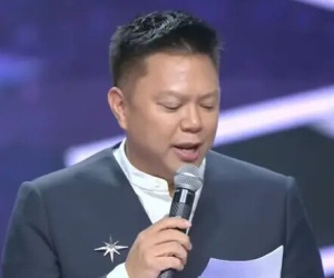 Bất ngờ khi chủ tịch Miss Universe Vietnam cầm giấy để đọc phát biểu tiếng Anh