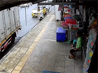 Bán tải mất lái, tông hàng loạt cửa hàng ven đường ở Thái Lan