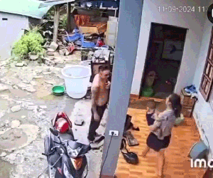 Mất liên lạc 3 ngày ở vùng lũ, chồng bất ngờ đi bộ về trong sân, kể chuyện đã xảy ra khiến vợ ngỡ ngàng