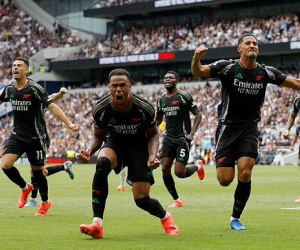 Cựu cầu thủ nghi bàn thắng của Arsenal không hợp lệ
