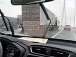 Xe xe container lắc như như 'đồ chơi' khi bão Bebinca đổ bộ Trung Quốc