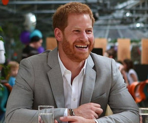 Chi tiết gây tranh cãi trong bức ảnh mừng sinh nhật Harry của Hoàng gia Anh: Meghan có mặt trong ảnh nhưng đã bị cắt bỏ?