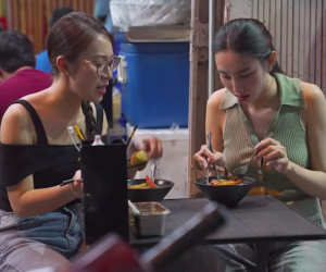 Khánh Vy nói 1 câu trong bữa ăn liền bị Hoa hậu Thuỳ Tiên chấn chỉnh: Netizen chê thảo mai nhưng sự thật là gì?