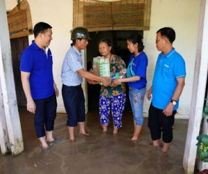 Vinamilk hỗ trợ sữa, nước và nhiều quà tặng cho người dân vùng ngập lụt ngoại thành Hà Nội