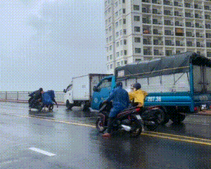 Hàng loạt người đi xe máy ngã trên cầu Thuận Phước vì mưa gió lớn