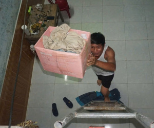 Dân vùng 'rốn lũ' ở Đà Nẵng nghỉ làm, dọn đồ tránh ngập lụt