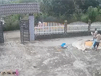 Đội múa lân khiến nhiều người thích thú khi vào nhà dân giúp việc làm nông
