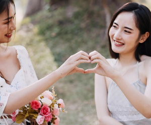 Chết lặng khi bóc phong bì mừng cưới của bạn thân