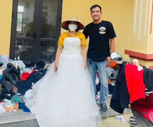 Người phụ nữ đang soạn đồ từ thiện thì hoá thành cô dâu và chuyện dở khóc dở cười phía sau