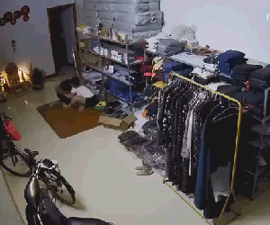 Người phụ nữ bị gã đàn ông che mặt đè ra sàn, đấm túi bụi khi đang ngồi ăn