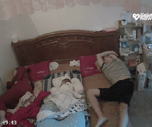 Chồng đang ngủ ngon bỗng té xuống đất, vợ giật mình ngơ ngác phải check camera