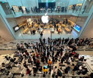 Ngày đầu mở bán iPhone 16 ở Malaysia: Khách Việt áp đảo, có người xách valy từ sân bay đến thẳng Apple Store