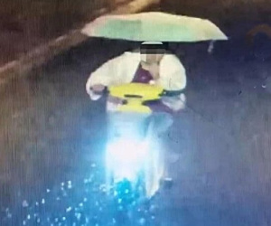 Kết cục thương tâm cho người phụ nữ cầm ô đi xe máy dưới trời mưa
