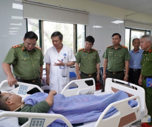 Thượng úy cảnh sát hình sự ở Hà Nội bị 2 thanh niên đi xe máy tông nhập viện
