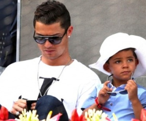 Mẹ của các con nhà Ronaldo là ai?