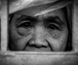 Bà lão bán đất hương hỏa chia tiền cho các con, ốm đau không người chăm sóc