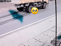 Thót tim khoảnh khắc bé gái bị cuốn vào gầm xe tải vẫn an toàn đứng dậy 'Bao nhiêu phước phần mới thoát được nạn này'