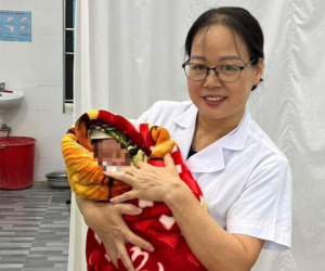 Bé trai 1 ngày tuổi bị bỏ lại giữa ngày mưa, mảnh giấy viết vội lời chua xót