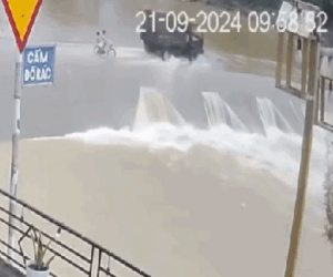 Thót tim 2 bé gái bị nước lũ cuốn trôi khi đạp xe qua ngầm tràn