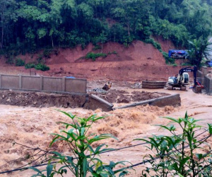 Nước lũ đổ về ào ạt, xã biên giới ở Thanh Hóa sơ tán hàng chục hộ dân