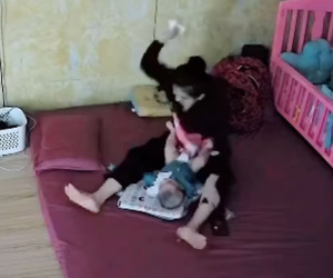 Mẹ bỉm ném mạnh bình sữa xuống sàn, ngồi khóc trong tủi thân, ấm ức, chỉ có những người mẹ từng trải qua mới thấu