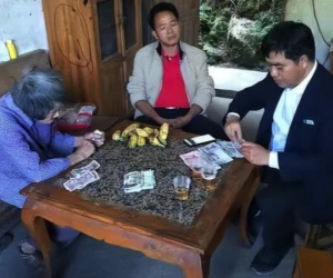 Mẹ già 7 năm ròng chắt chiu từng đồng trả món nợ hơn 10 triệu đồng thay con trai đã khuất khiến giám đốc ngân hàng cũng phải rơi lệ