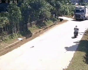 Xe bồn tuột rơ-moóc suýt cướp mạng sống người đi đường