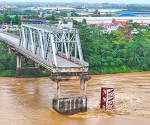 Chi hơn 9 tỷ đồng đề trục vớt cầu Phong Châu và các phương tiện rơi xuống sông