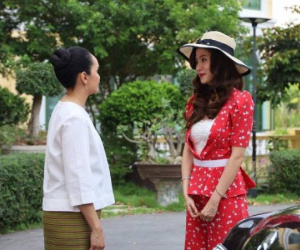 Em gái đi làm ăn xa, 10 năm sau trở về với chiếc ô tô Mercedes, phát cho mỗi người cọc tiền trị giá 200 triệu