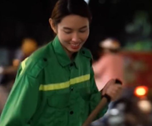 Hoa hậu Thuỳ Tiên 'thổi bùng' tranh luận: Làm công nhân vệ sinh môi trường thu nhập 20 triệu/tháng?