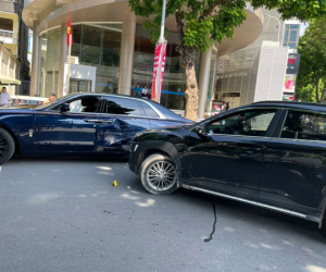 'Biệt thự di động' Rolls-Royce Ghost bị Hyundai Kona đâm móp cửa trên phố Hà Nội