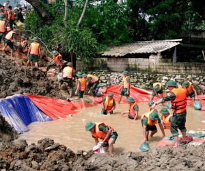 Hàng trăm người cứu đê bị thấm nước ở Thanh Hóa