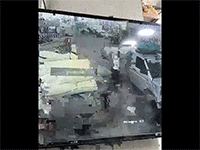 Người đàn ông thoát chết trong gang tấc khi mái nhà một khu chợ bỗng đổ sập