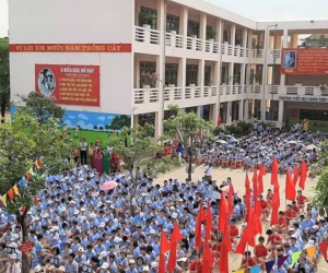 Tạm đình chỉ nữ giáo viên bị phụ huynh 'tố' xúc phạm học sinh, ép đi học thêm