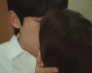 'Nam thần triệu người mê' Jung Hae In và những cảnh hôn nóng bỏng trên màn ảnh