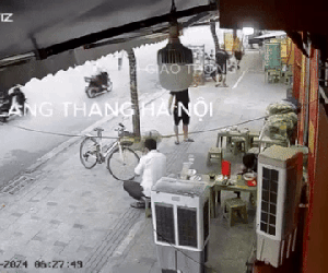 Bị 2 xe đâm cùng lúc, cụ ông 91 tuổi ở Hà Nội tử vong tại chỗ, camera hé lộ khoảnh khắc đau lòng