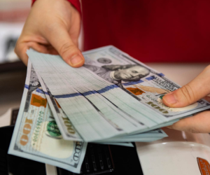 Giá USD tự do tăng mạnh, ngân hàng đi xuống