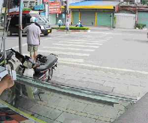 Thái Nguyên: Một người đàn ông bất ngờ lao ra giữa đường với hàng loạt hành động lạ lùng