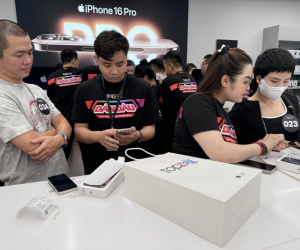 Rồng rắn xếp hàng lúc nửa đêm để được nhận iPhone 16 series chính hãng