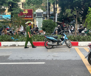Hà Nội: Tông vào dải phân cách, 2 nam thanh niên cấp cứu trong tình trạng nguy kịch