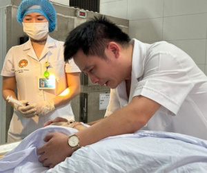 Nam bác sĩ bật khóc, ôm mẹ lần cuối sau khi hiến giác mạc của mẹ để mang lại ánh sáng cho 2 người