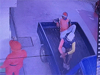 Người đàn ông mất đà 'ngã chổng vó' khi ngồi sau xe tải