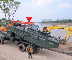 Công binh bắc cầu phao tại khu vực cầu Phong Châu