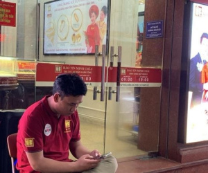 Vất vả mua vàng mùa cưới để 'trả nợ', khách chậm chân đành đi về tay không