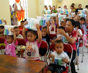 Chương trình 'Vượt thiên tai- Tiếp bước tương lai' của Vinamilk vượt cam kết 6 tỷ đồng hỗ trợ trẻ em vùng bão lũ